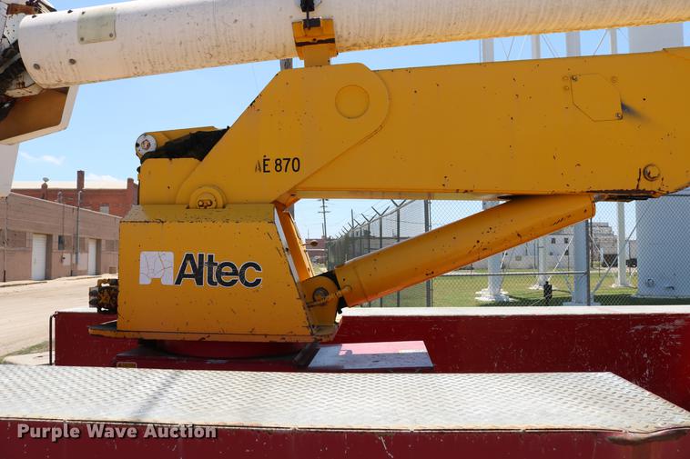 image for item DD4265 1997 GMC C7500 bucket truck