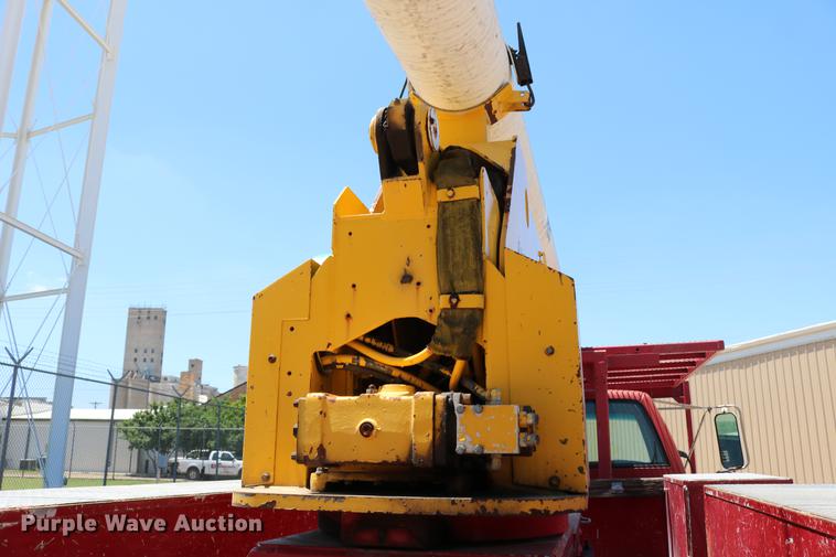 image for item DD4265 1997 GMC C7500 bucket truck