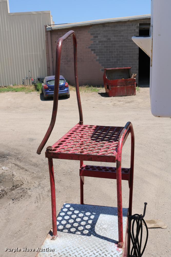 image for item DD4265 1997 GMC C7500 bucket truck