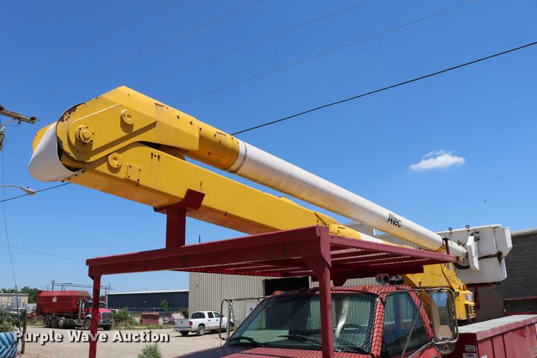 image for item DD4265 1997 GMC C7500 bucket truck