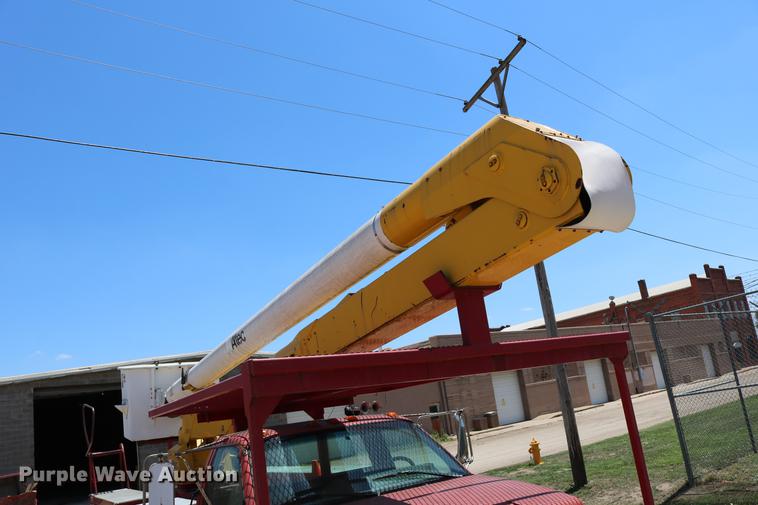 image for item DD4265 1997 GMC C7500 bucket truck