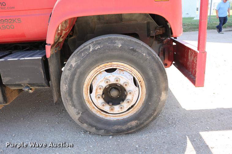 image for item DD4265 1997 GMC C7500 bucket truck