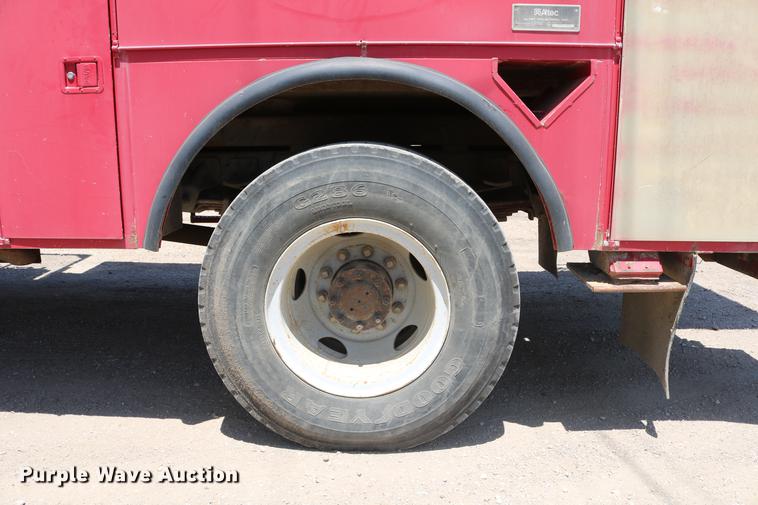 image for item DD4265 1997 GMC C7500 bucket truck