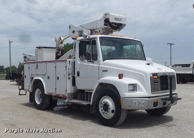 image for item DD7228 2001 Freightliner FL70 bucket truck