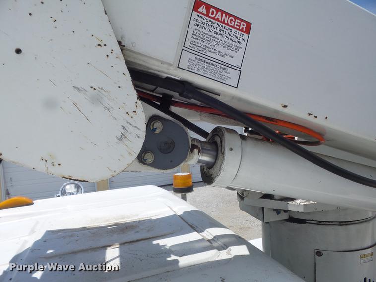 image for item DD7228 2001 Freightliner FL70 bucket truck