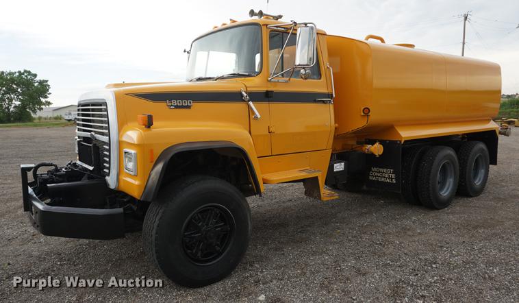 image for item DD7721 1990 Ford LT8000 water truck