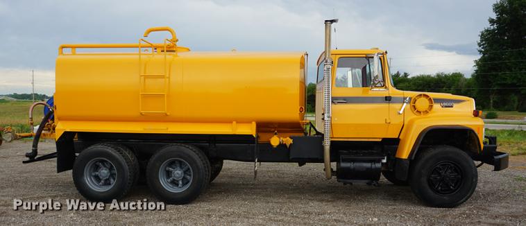 image for item DD7721 1990 Ford LT8000 water truck