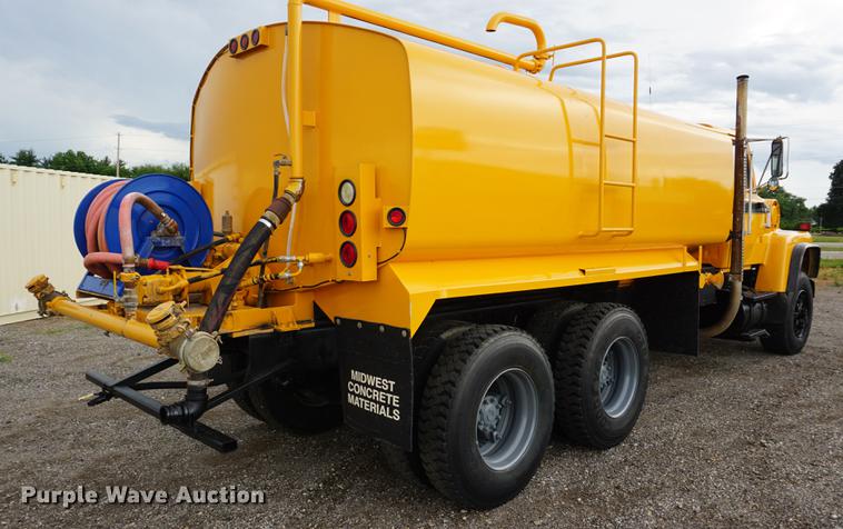 image for item DD7721 1990 Ford LT8000 water truck