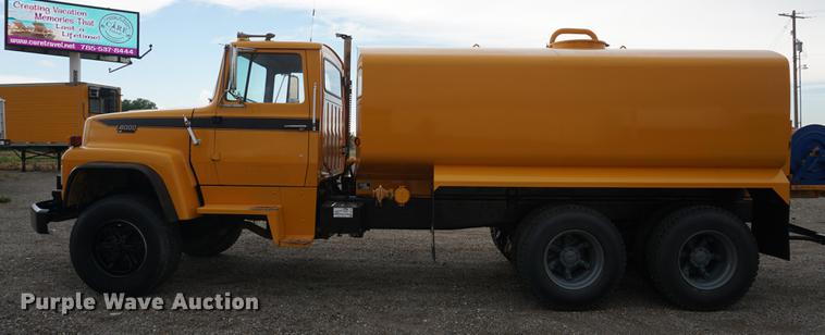 image for item DD7721 1990 Ford LT8000 water truck