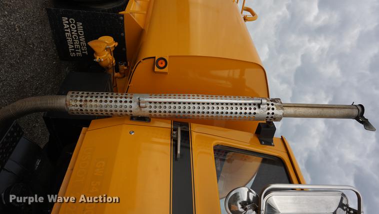 image for item DD7721 1990 Ford LT8000 water truck