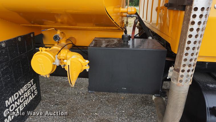 image for item DD7721 1990 Ford LT8000 water truck