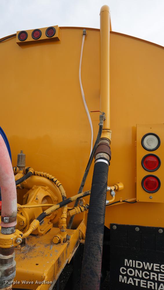 image for item DD7721 1990 Ford LT8000 water truck