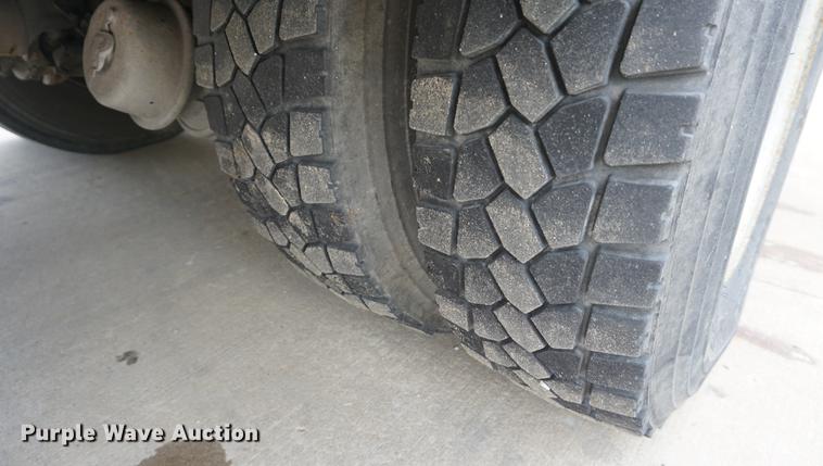 image for item DD7728 1999 GMC C7500 bucket truck