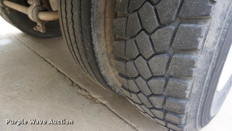 image for item DD7728 1999 GMC C7500 bucket truck