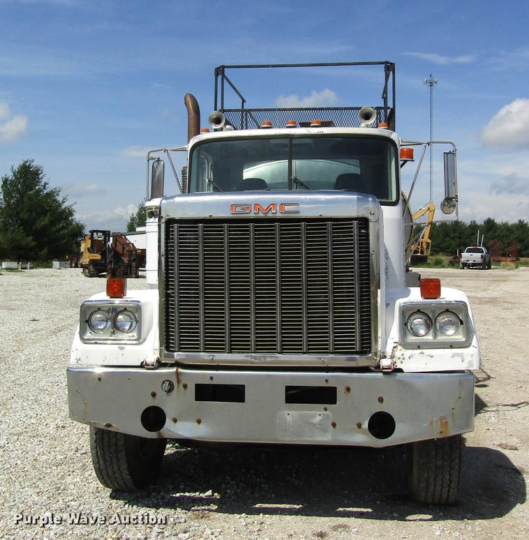 image for item DD8558 1986 GMC General tank truck