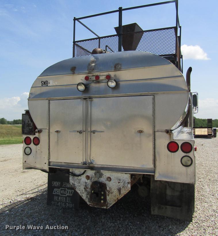 image for item DD8558 1986 GMC General tank truck