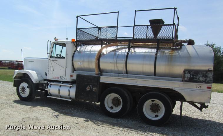 image for item DD8558 1986 GMC General tank truck