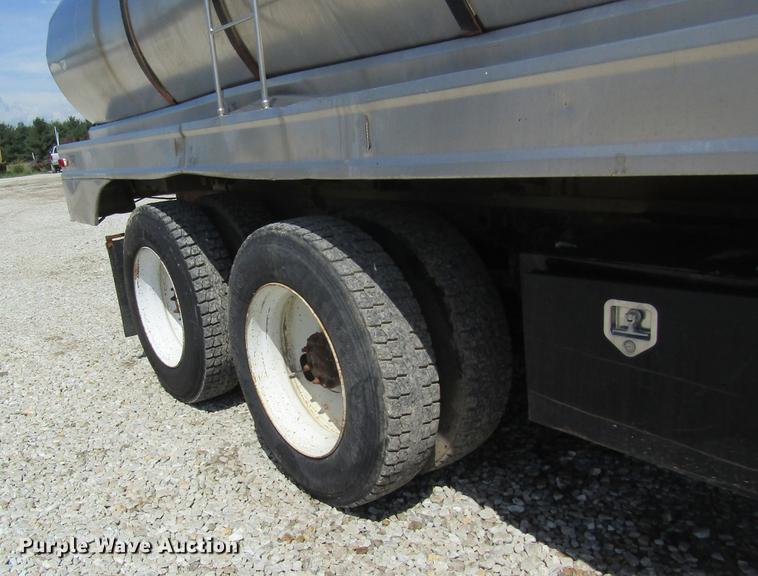 image for item DD8558 1986 GMC General tank truck