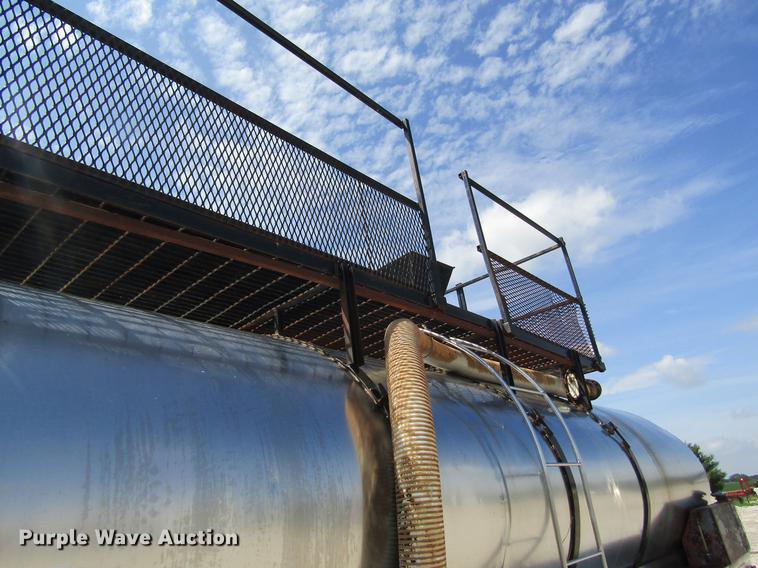 image for item DD8558 1986 GMC General tank truck