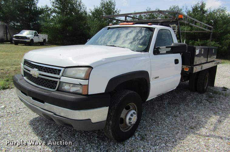 image for item DD8560 2005 Chevrolet Silverado 3500 flatbed pickup truck