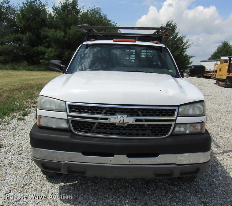 image for item DD8560 2005 Chevrolet Silverado 3500 flatbed pickup truck