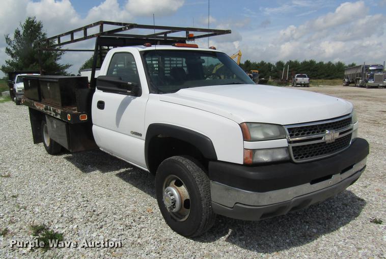 image for item DD8560 2005 Chevrolet Silverado 3500 flatbed pickup truck