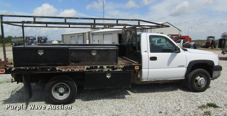image for item DD8560 2005 Chevrolet Silverado 3500 flatbed pickup truck