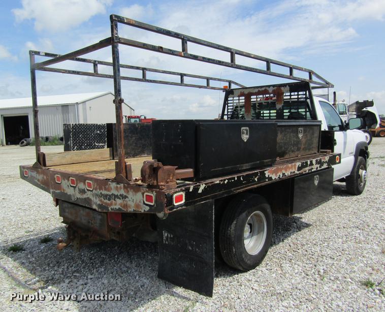image for item DD8560 2005 Chevrolet Silverado 3500 flatbed pickup truck