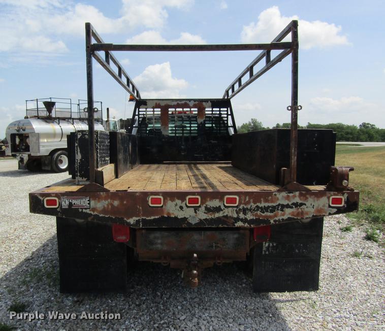 image for item DD8560 2005 Chevrolet Silverado 3500 flatbed pickup truck