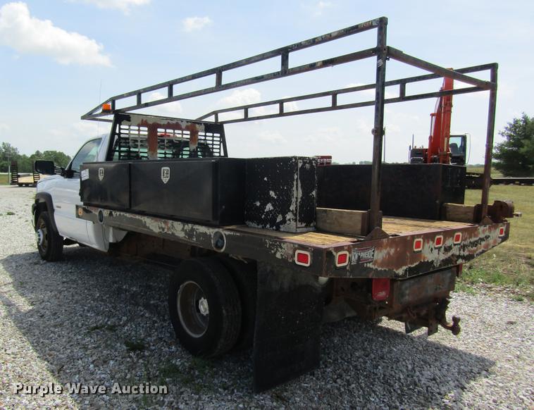 image for item DD8560 2005 Chevrolet Silverado 3500 flatbed pickup truck