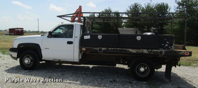 image for item DD8560 2005 Chevrolet Silverado 3500 flatbed pickup truck