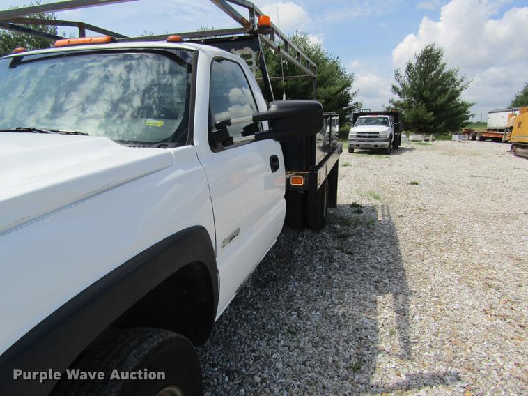 image for item DD8560 2005 Chevrolet Silverado 3500 flatbed pickup truck
