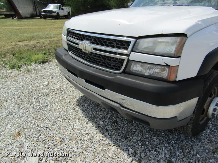 image for item DD8560 2005 Chevrolet Silverado 3500 flatbed pickup truck