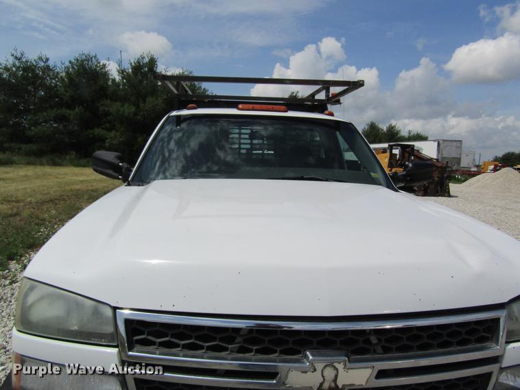 image for item DD8560 2005 Chevrolet Silverado 3500 flatbed pickup truck