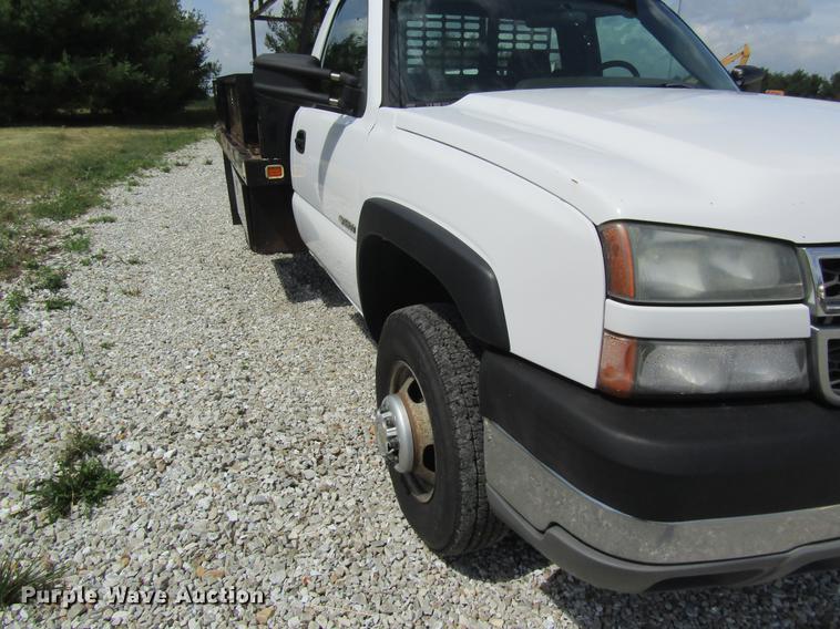 image for item DD8560 2005 Chevrolet Silverado 3500 flatbed pickup truck