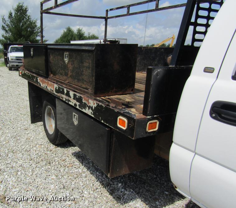 image for item DD8560 2005 Chevrolet Silverado 3500 flatbed pickup truck