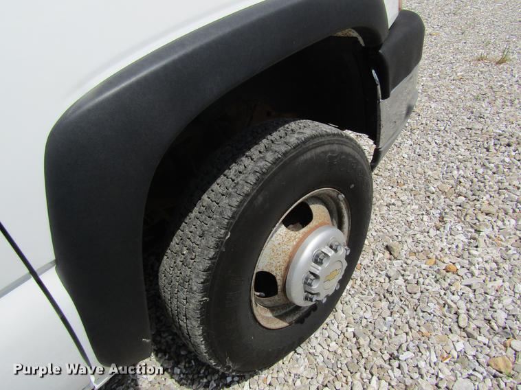 image for item DD8560 2005 Chevrolet Silverado 3500 flatbed pickup truck