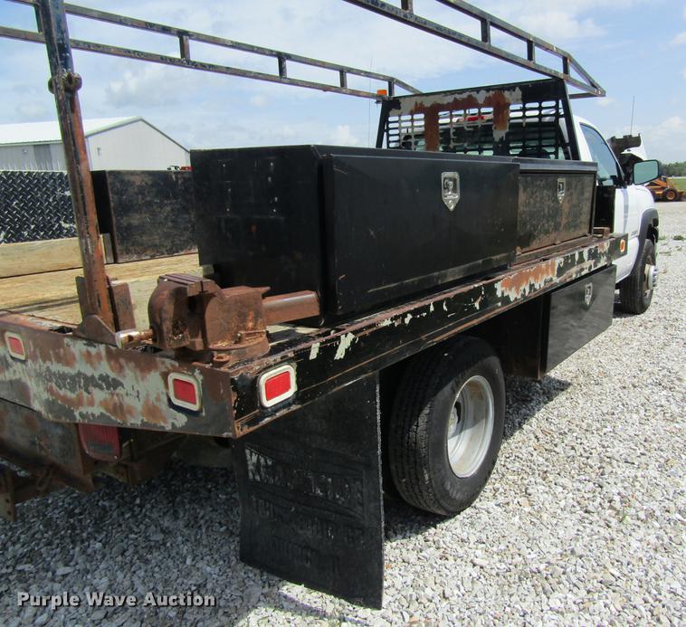 image for item DD8560 2005 Chevrolet Silverado 3500 flatbed pickup truck