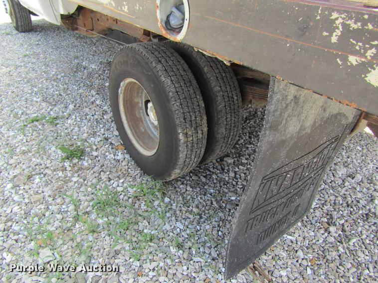image for item DD8560 2005 Chevrolet Silverado 3500 flatbed pickup truck