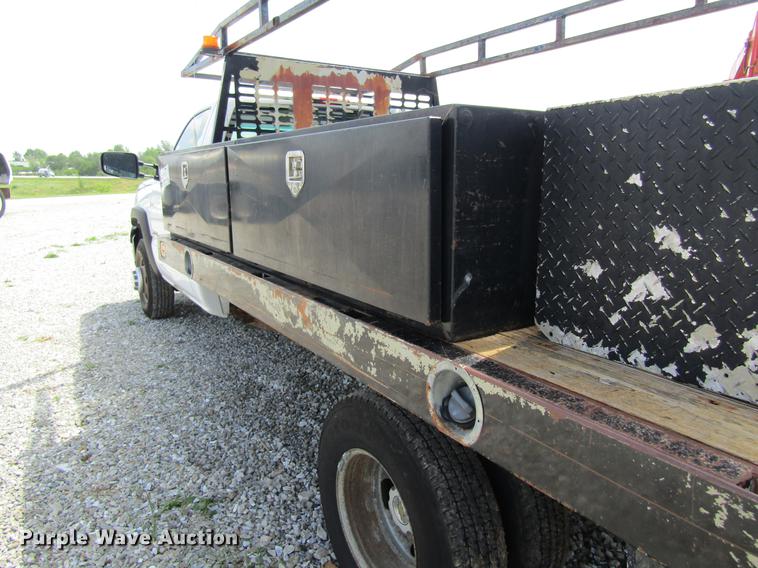 image for item DD8560 2005 Chevrolet Silverado 3500 flatbed pickup truck