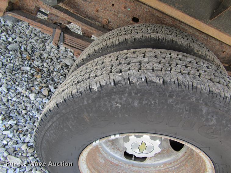 image for item DD8560 2005 Chevrolet Silverado 3500 flatbed pickup truck