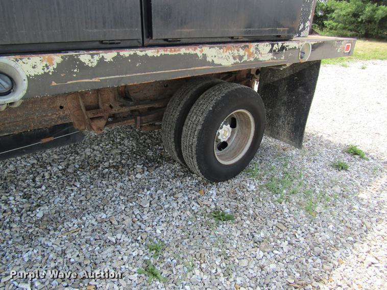 image for item DD8560 2005 Chevrolet Silverado 3500 flatbed pickup truck