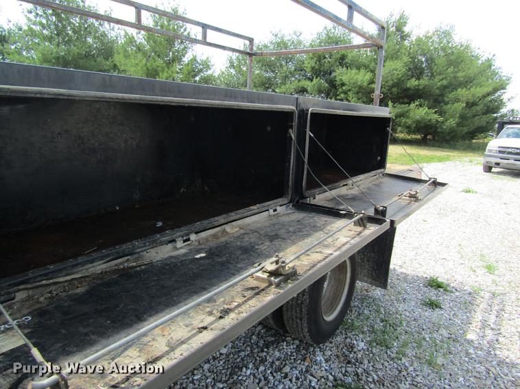 image for item DD8560 2005 Chevrolet Silverado 3500 flatbed pickup truck