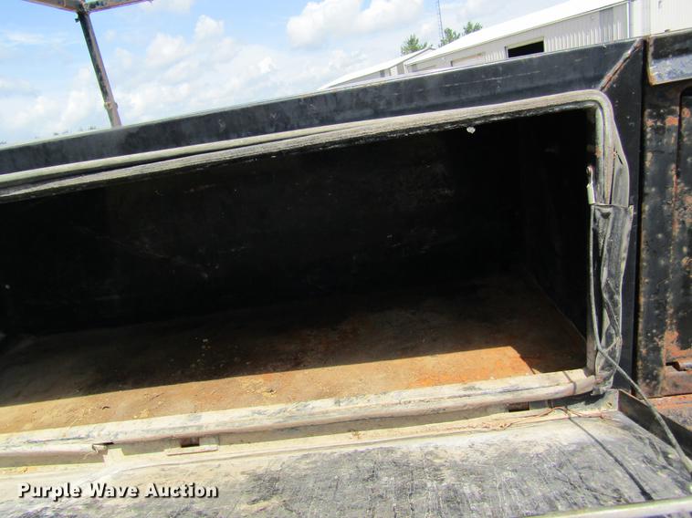 image for item DD8560 2005 Chevrolet Silverado 3500 flatbed pickup truck