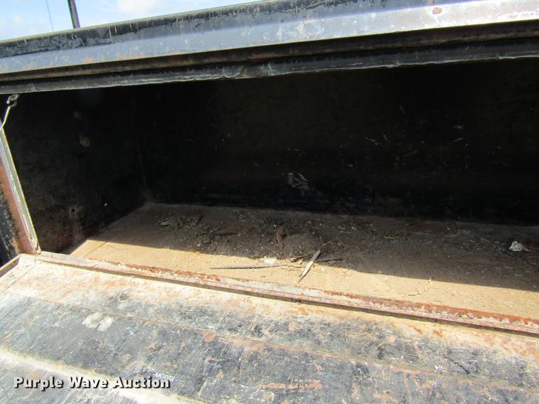 image for item DD8560 2005 Chevrolet Silverado 3500 flatbed pickup truck