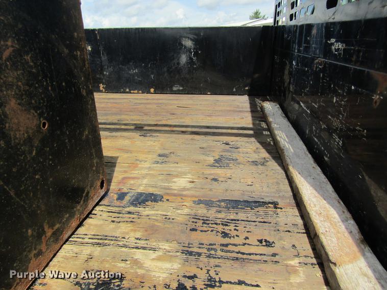 image for item DD8560 2005 Chevrolet Silverado 3500 flatbed pickup truck