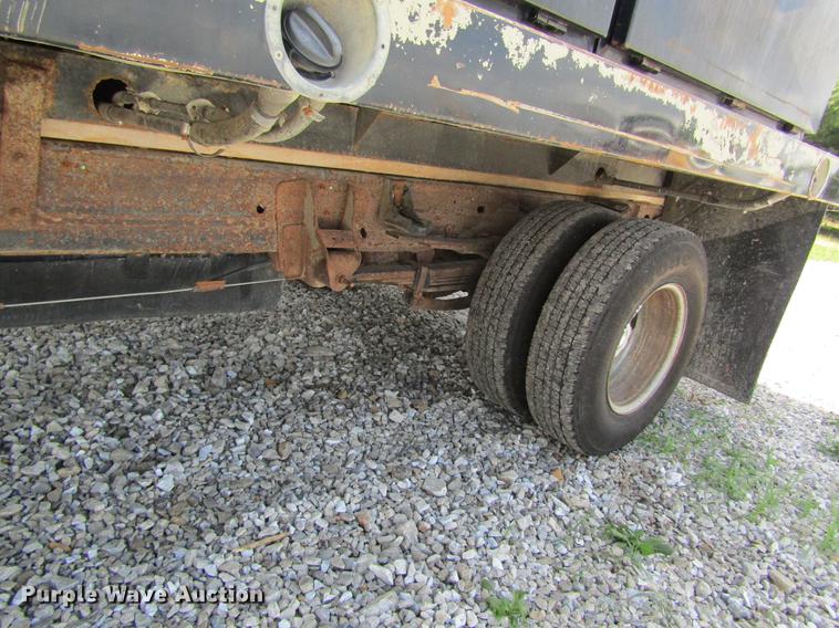 image for item DD8560 2005 Chevrolet Silverado 3500 flatbed pickup truck