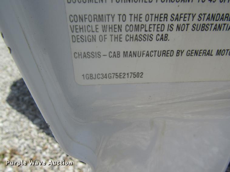 image for item DD8560 2005 Chevrolet Silverado 3500 flatbed pickup truck