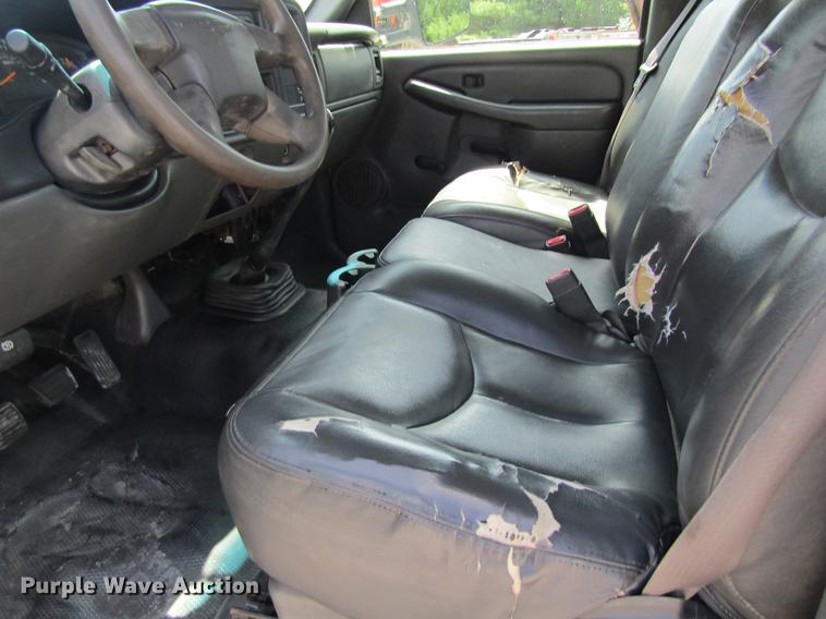 image for item DD8560 2005 Chevrolet Silverado 3500 flatbed pickup truck