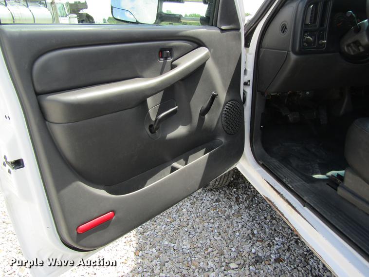 image for item DD8560 2005 Chevrolet Silverado 3500 flatbed pickup truck